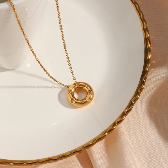 ◾️18k Gold Plated Crystal Paved Round Chunky Pendant Necklace - Picture 4 of 16